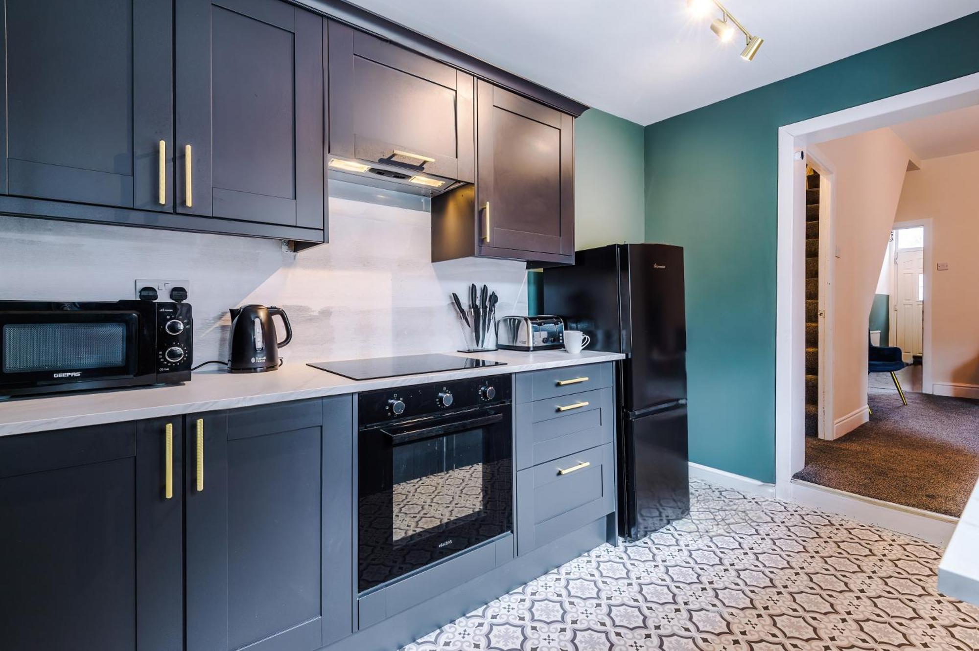 Charming 3-bedroom House-salford *